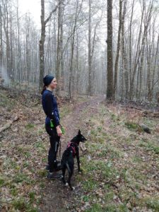 Kirsten mit Hund im Wald